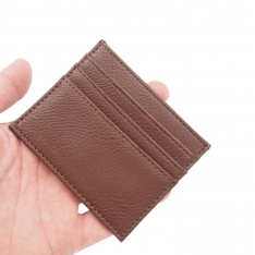 Minimalistinis rudos spalvos kortelių dėklas