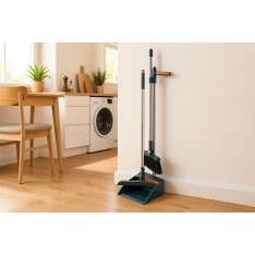 Universalus grindų valymo rinkinys – šluota, šluotele ir vandens nubrauktuvas