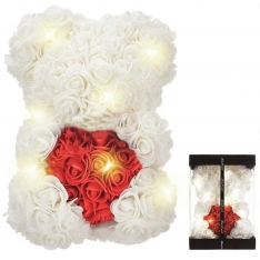 Meškiukas iš baltų rožių