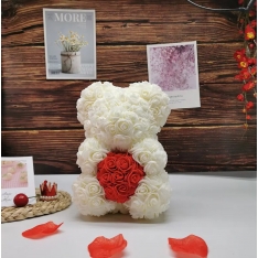 Meškiukas iš baltų rožių