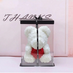 Meškiukas iš baltų rožių