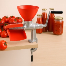 Rankinis pomidorų pertrintuvas