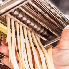 Rankinė makaronų gaminimo mašina