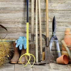 Rankinis dirvos purentuvas – aeratorius su ilgais dantimis