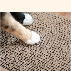 Vertikali kačių draskyklė su mediniu rėmu ir žaisliuku