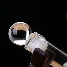 Grafinas su dviem stiklinėmis