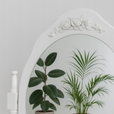 Kosmetinis staliukas su besisukančiu veidrodžiu ir taburete MISTY, baltas