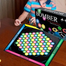 Stalo žaidimas „Magnetic Bomber“ – magnetinė strategija visai šeimai